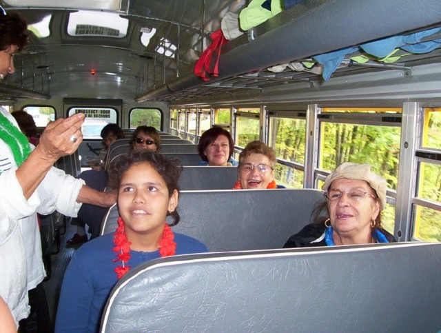 Camilita con abuela Ana de Gonzalez y Voleta Mas