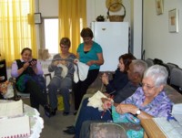 Highlight for Album: Knitters or Grupo de Tejedoras. CCA, a safe haven for our seniors - octubre 2006